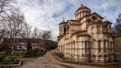 Шалманы выше куполов: в Керчи разрушается самый древний храм России