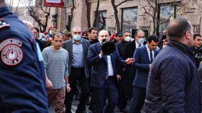 Пашинян сообщил, что останавливает уличные акции и призывает оппозицию начать консультации