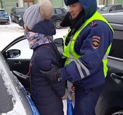 Петербурженку заковали в наручники за переход дороги на красный свет