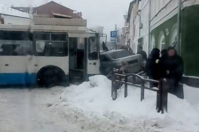 В центре Рыбинска троллейбус протаранил легковушку