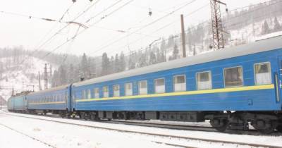 "Укрзализныця" пока не отменяет рейсы в "красное" Прикарпатье, чтобы вывезти пассажиров с билетами