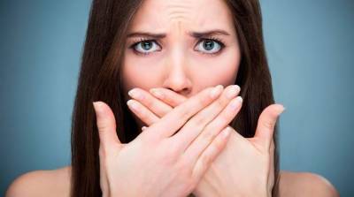 Как побороть плохой запах изо рта? Причины его возникновения