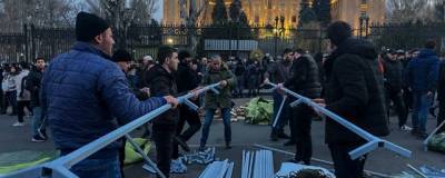 Армянские оппозиционеры заблокировали входы в здание парламента