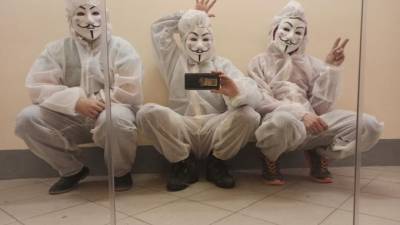 Анонимы из Петербурга покрасили лифт в доме на Оптиков в обход УК