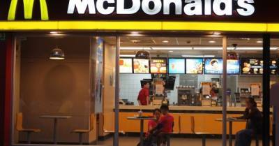 Руководство McDonaldʼs шпионит за сотрудниками, требующими повышения зарплаты — СМИ