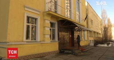 Киевского ученика, который выпал из окна школы, оперируют