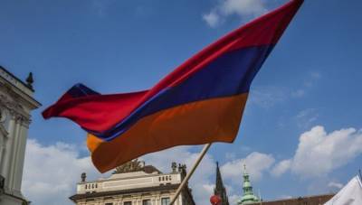 Манукян призвал соорудить баррикады у здания парламента Армении