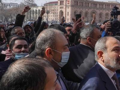 Военные требуют отставку Пашиняна, премьер говорит о попытке переворота, в Ереване протесты: детали