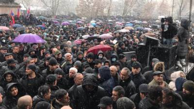 Эксперт рассказал, кто руководит протестами в Армении