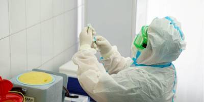 «Немного стыдно». В центральной больнице Киева вакцинировали двоих из 24 человек инфекционного отделения