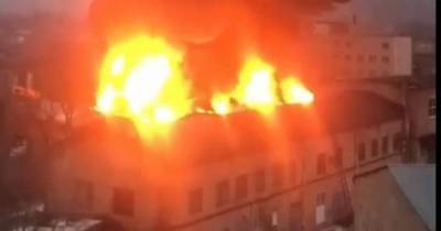 В Харькове на территории завода пылает здание (видео)