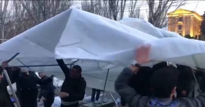 Оппозиция в Армении свозят дрова и ставят палатки у здания парламента (видео)