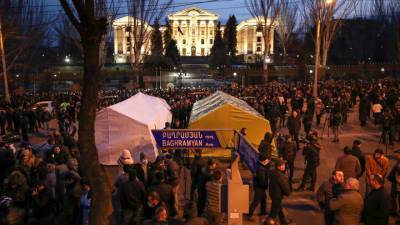 Оппозиция остается у стен парламента, ожидая отставки Пашиняна