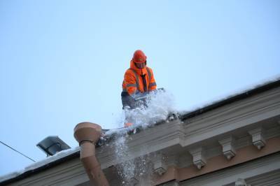 В Петербурге от снега очистили 70% крыш