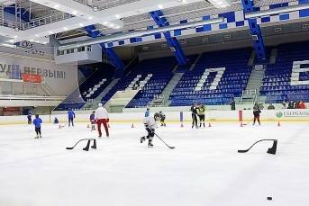 На льду «Звездного» состоялась открытая тренировка по хоккею для особенных детей