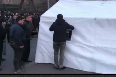 Оппозиция установила палатки перед зданием парламента в Ереване