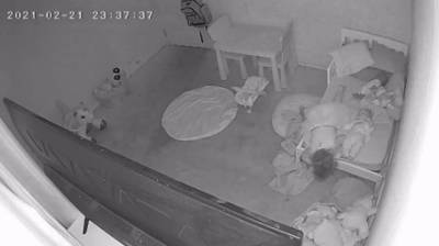 Родители не на шутку перепугались, когда нечто стало тащить их дочь под кровать (Видео)