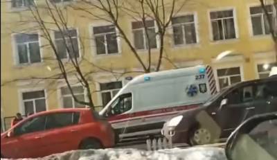 Второй случай за сутки: В Киеве из окна лицея выпал школьник