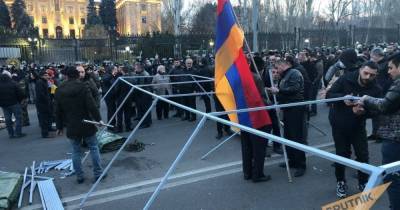 В Ереване протестующие начали ставить палатки на площади у здания парламента (фото, видео) (4 фото)