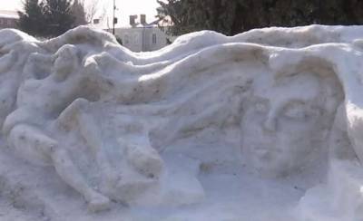 В Украине создали снежную фигуру Леси Украинки
