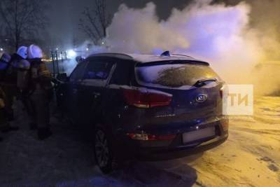 В Казани пожарные потушили горящий автомобиль