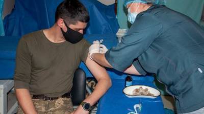 На Донбассе начали вакцинировать от коронавируса военнослужащих
