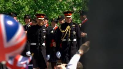 Королева Елизавета II хочет забрать у принца Гарри его военные титулы