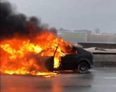 Ford Focus полыхнул как факел на Свердловской набережной