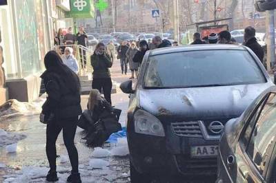 У центрі Києва на дівчину впала брила льоду
