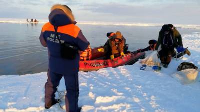 Вести в 20:00. Полеты на снегоходе через полыньи: три тысячи рыбаков на льдине унесло в море