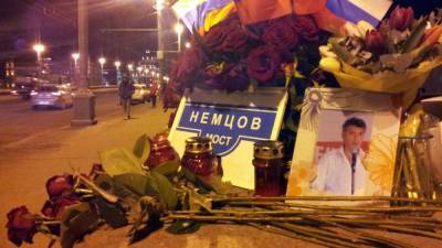 Активисты SERB разрушили мемориал на месте убийства Немцова