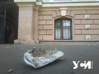 Одесский памятник архитектуры потерял часть карниза (фото)