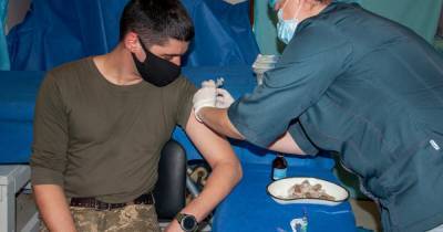 В зоне ООС началась вакцинация военных от коронавируса
