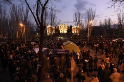 В Ереване протестующие построили баррикады у здания парламента