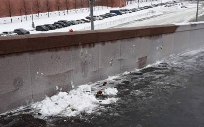 В Москве мемориал на месте убийства Бориса Немцова разрушили активисты SERB