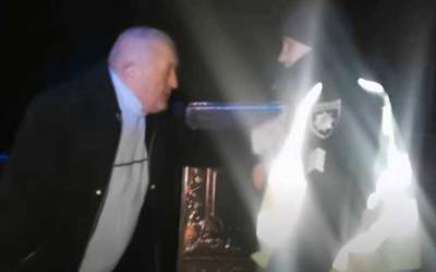 «Мені до ср@ки!»: кандидат в депутати від партії Порошенка Кіт п’яним кидався на поліцейських