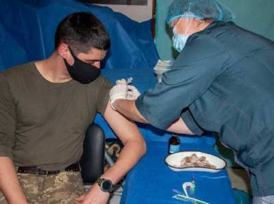 Украинских воинов на передовой начали вакцинировать от коронавируса