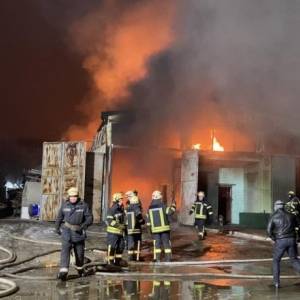 В Харькове на складе произошел масштабный пожар: огнем охвачено 700 кв. метров. Видео