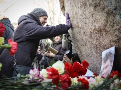 Мемориал на месте убийства Немцова повторно разрушили