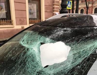 Петербургские автомобилисты жалуются на глыбы льда, падающие на машины