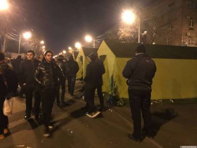 В Ереване устанавливают палатки возле парламента и требуют отставки премьера