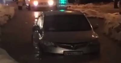 В растаявшем московском снегу утонул автомобиль