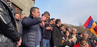 На улицы Армении вышли противники и сторонники премьера Пашиняна. Активисты заблокировали здание парламента