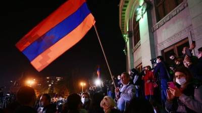 Почти 200 оппозиционеров остались на ночь у здания парламента в Ереване