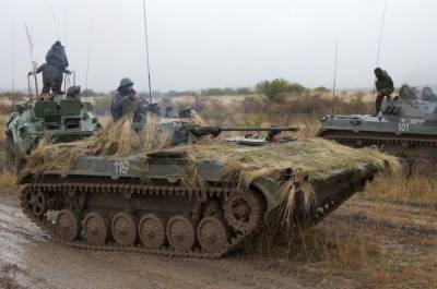 Украинские солдаты наехали на гражданский автомобиль во время ротации в Донбассе