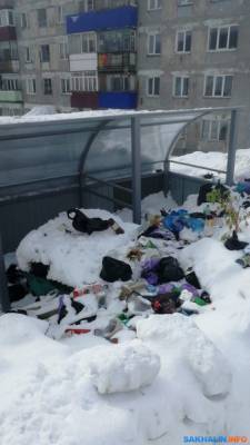 В Холмске решили засыпать мусор снегом и обвиняют жителей во лжи