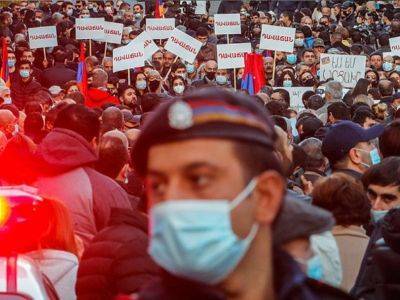 Протестующие ереванцы провели ночь у здания парламента Армении