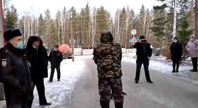 Силовики вывозят мужчин из Среднеуральского монастыря