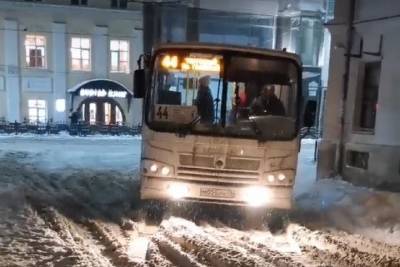 В Ярославле жители сами толкали автобус, чтобы вернуться домой