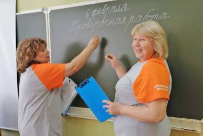 «Серебряные» волонтеры помогают учить волгоградских школьников